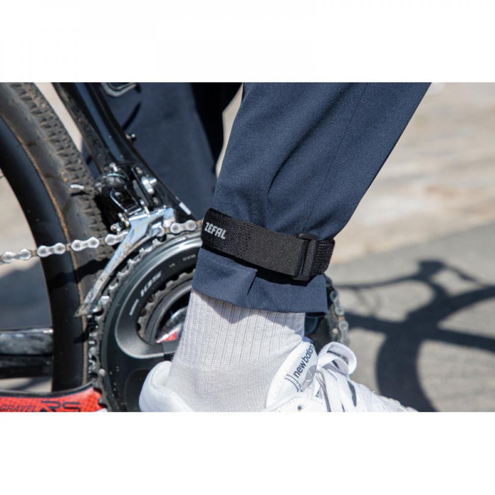 Schwarzes Zéfal Doowah Hosen-Reflexband am Bein eines Radfahrers sorgt für Schutz und Sichtbarkeit im Straßenverkehr.