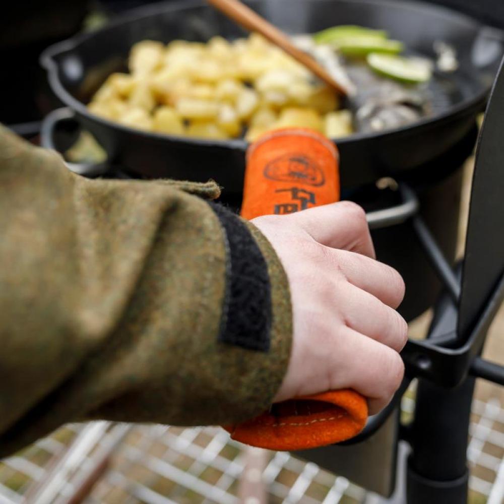 Petromax Aramid Griffhülle für Feuerpfanne universeller Hitzeschutz aus Rauleder und Aramidfasern, passend für alle gusseisernen Pfannenstiele, leuchtend glutorange