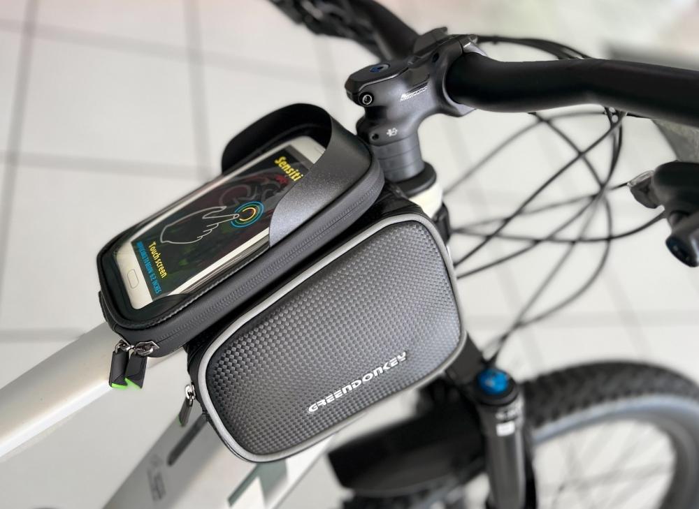 Greendonkey Oberrohrtasche Oskar am Fahrrad montiert mit integriertem Handyfach und transparentem Sichtfenster.