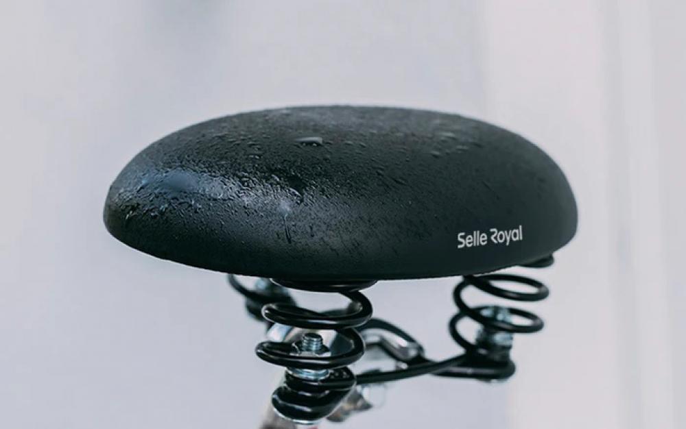 Schwarzer, gefederter Selle Royal ROK Relaxed Damen Classic Sattel mit Wassertropfen. Ergonomischer Komfort mit Druckentlastu