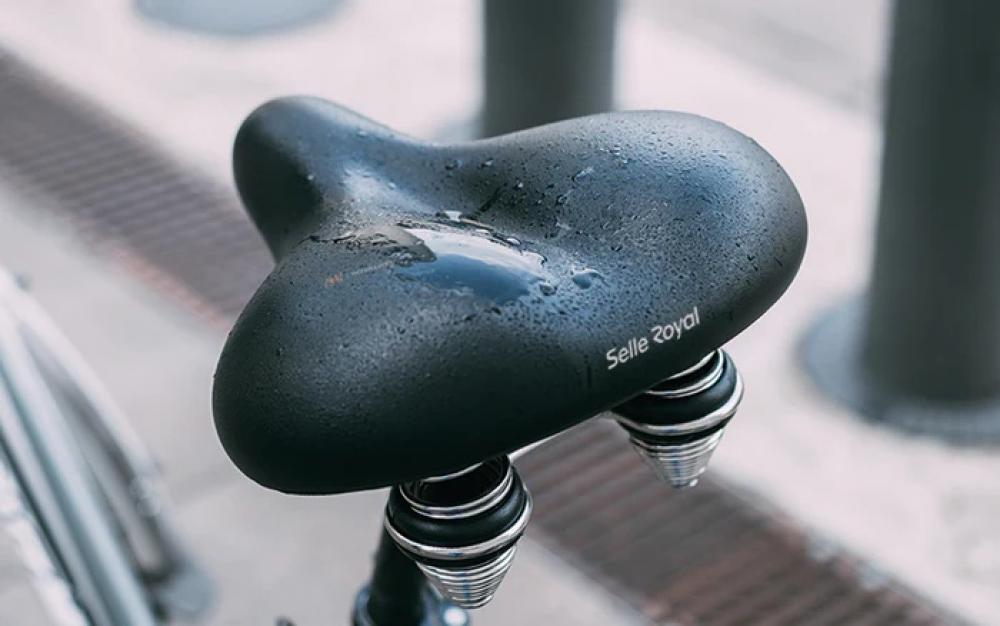 Schwarzer, nasser Selle Royal Manhattan Relaxed Fahrradsattel mit Royalgel-Polsterung für City/Trekking.