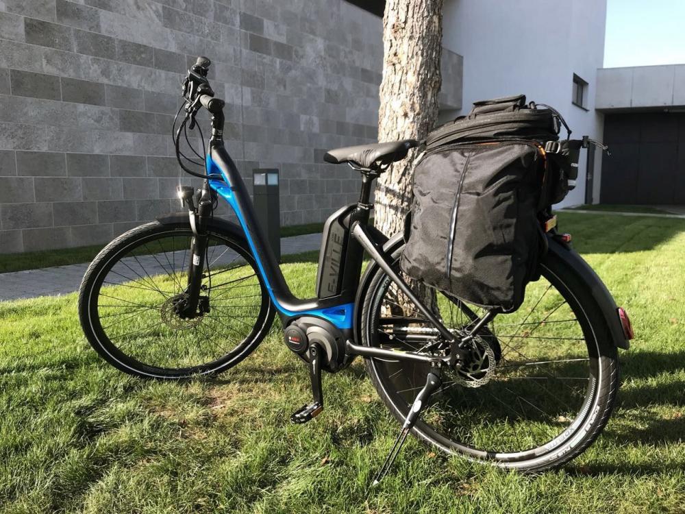 Greendonkey Gepäckträgertasche Hermann RT, schwarze Fahrradtasche am Gepäckträger eines E-Bikes auf Gras.