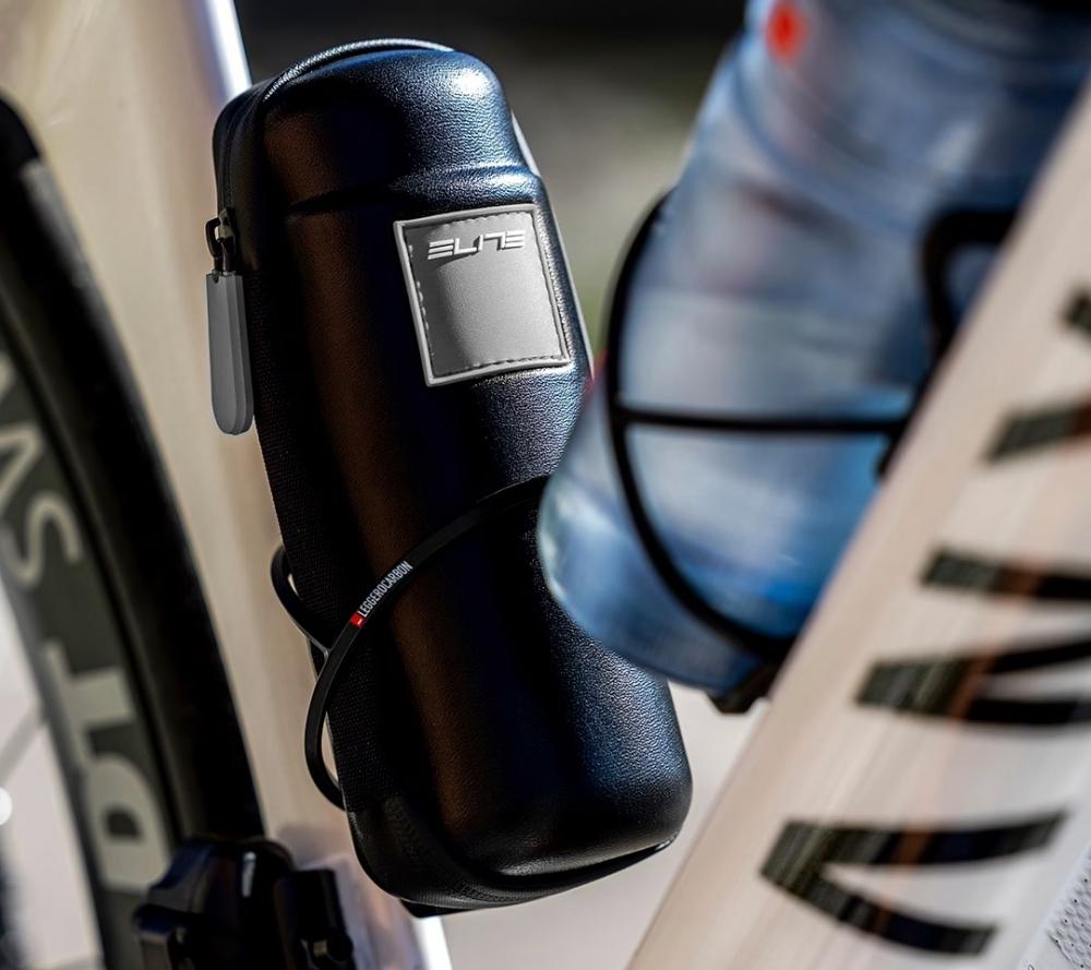 Elite Transporttasche Takuin Rainproof 500 Milliliter - Black Red Graphic, wasserdicht, 74 Millimeter Durchmesser, für Flaschenhalter