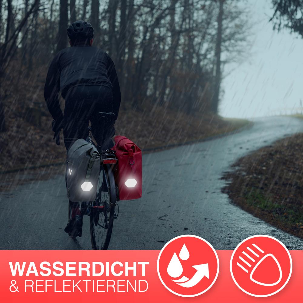 Valkental ValkOcean Koralle Gepäckträgertasche am Fahrrad im Regen, wasserdicht und reflektierend.
