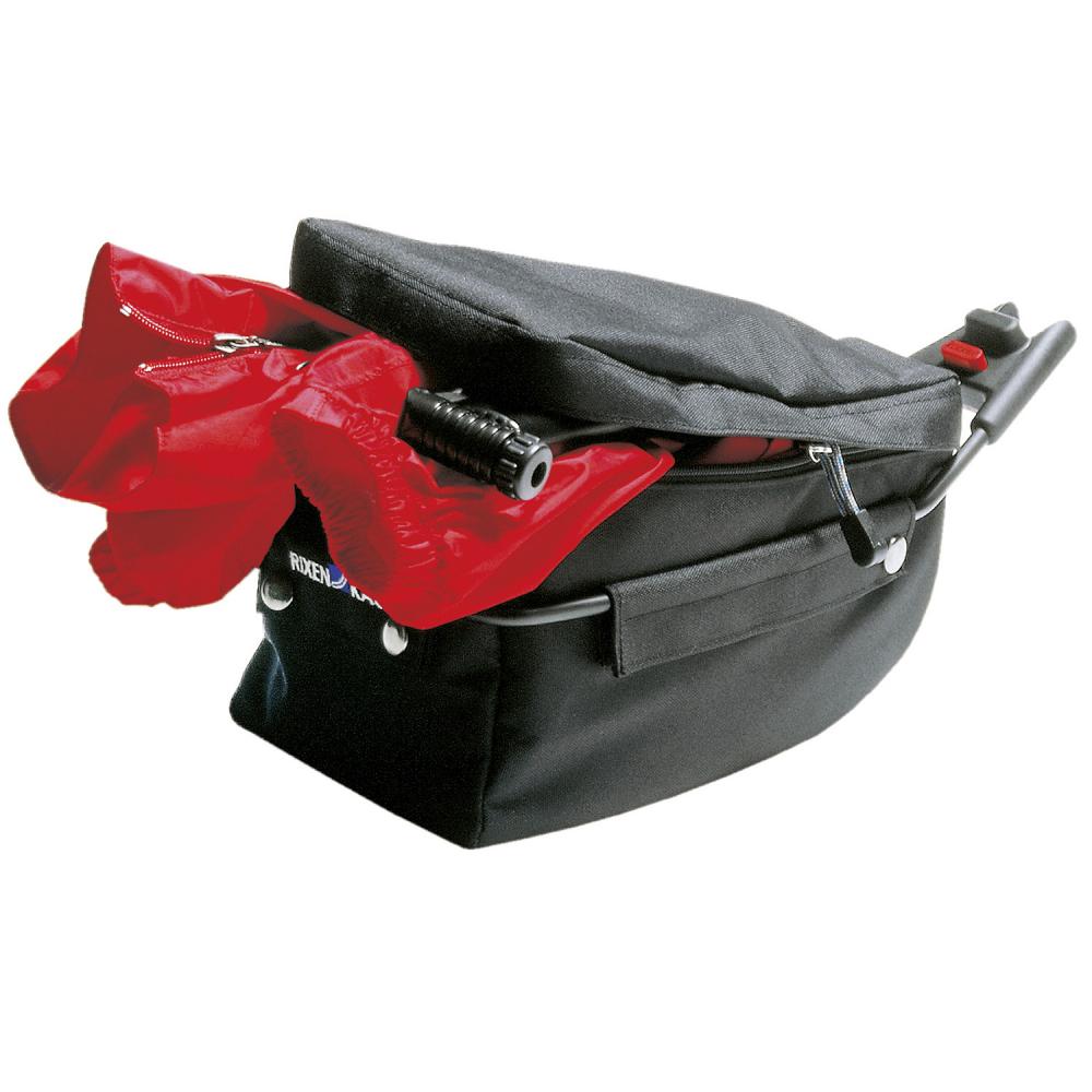 KLICKfix Satteltasche Contour Mudguard schwarz 4,5l mit Adapter. Rote Jacke/Regenhaube ragt heraus.