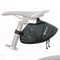 SKS Explorer Click Satteltasche 1,8L schwarz, wasserdicht, mit reflektierendem SKS Germany Logo am Fahrrad.