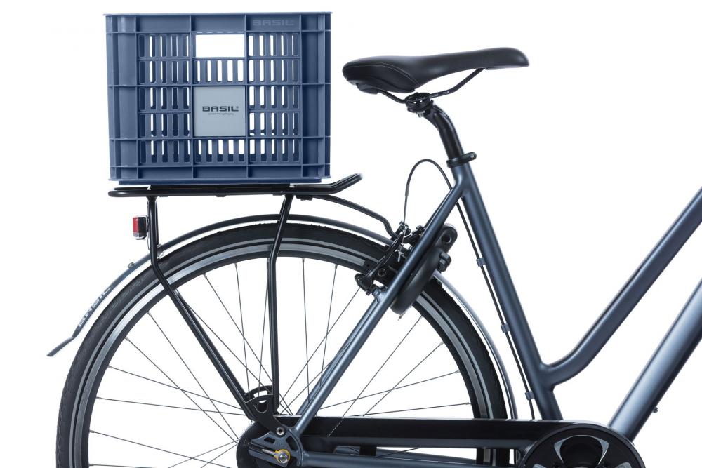 Basil Crate M Bluestone 29L Fahrradkorb auf Heckgepäckträger. Robuster, stapelbarer Kunststoffkorb mit MIK-System.