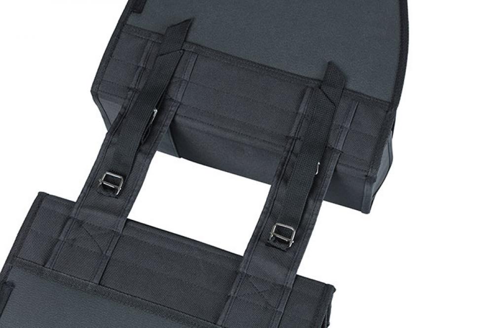 Detailansicht der schwarzen Basil Tour Waterproof XL Fahrrad-Doppeltasche mit robusten Befestigungsgurten und Schnallen.