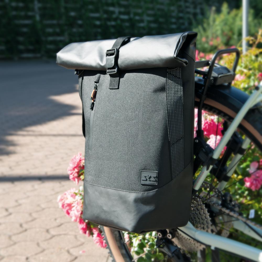 SKS Gepäckträgertasche Germany Infinity Urban Sidebag: 20 Liter wasserdichte Fahrradtasche mit Rolltop - gepolstertem 15 Laptopfach Reflektorstreifen Schultergurt 620x430x170mm schwarz