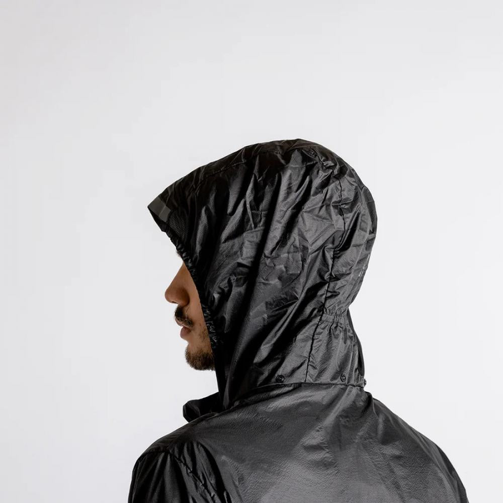 IXS Flow Windbreaker Anthrazit, ultraleichte Wind- & Wetterschutzjacke, Mann trägt Kapuze von der Seite.