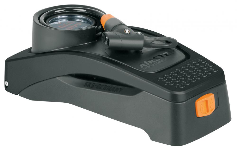 SKS Airstep Digi Fußpumpe mit präzisem LED-Digitalmanometer, geeignet für AV/DV/SV Ventile, max. 7 bar, inkl. Wandhalterung, ideal für rückenschonendes Pumpen
