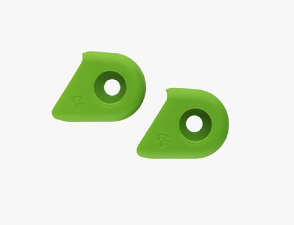 Zwei grüne Race Face Era Kurbelarmschützer mit RF-Logo. Effektiver Schutz für Fahrradkurbeln.