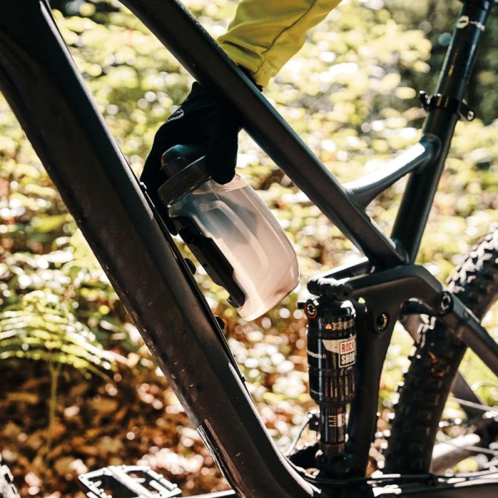 Fidlock TWIST Bottle 450 ml mit Bike Base kompakte, magnet-mechanische Trinkflasche für enge Fahrradrahmen, BPA-frei, spülmaschinengeeignet, inklusive Staubschutzkappe