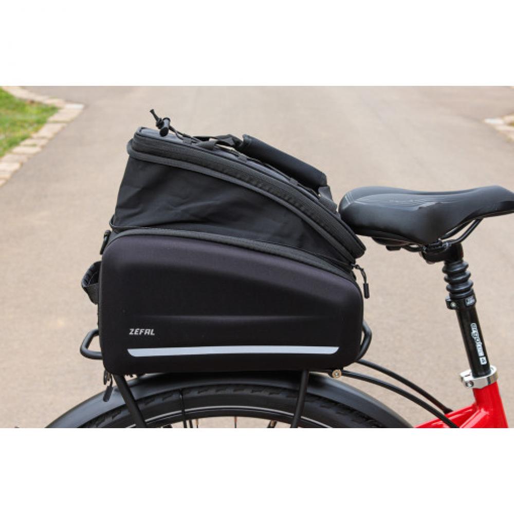 Zefal Z Traveler 80 schwarze, erweiterbare Gepäckträgertasche am Fahrrad-Gepäckträger montiert.