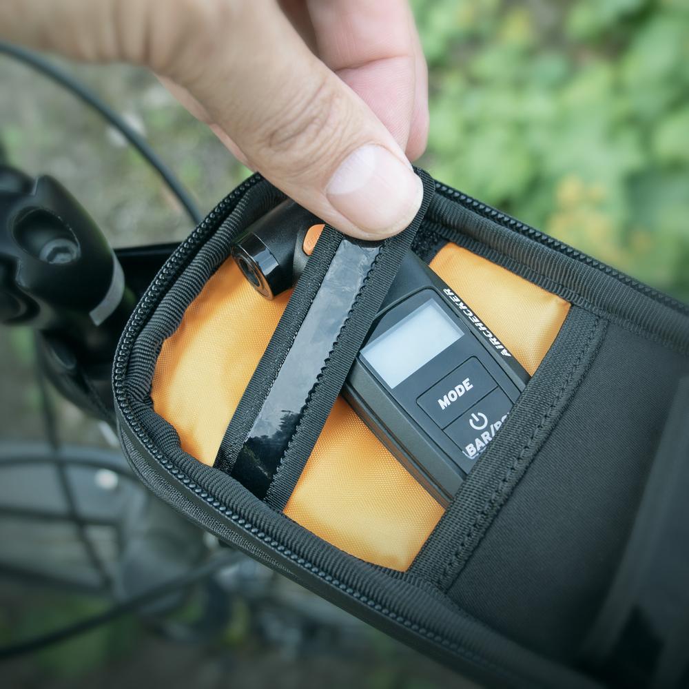 SKS Oberrohrtasche Traveller Smart schwarz - Wasserdichte Rahmentasche mit Touchscreen-kompatiblem Smartphone-Fach, 200x100x11mm, ideal für Trekking- und Rennräder