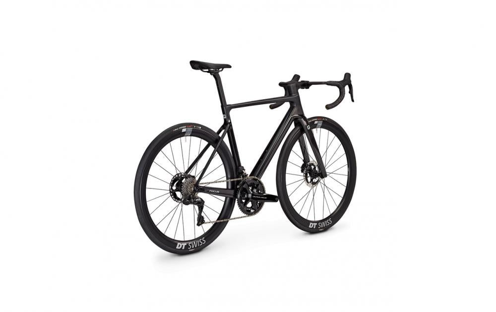Schwarzes Focus IZ. MAX 9.9 DI2 Carbon-Rennrad mit DT Swiss Laufrädern auf weißem Hintergrund.