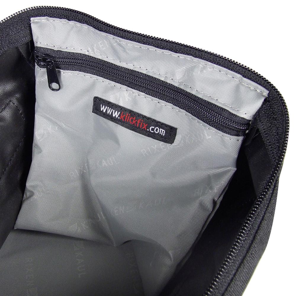 KLICKfix Satteltasche Contour Mudguard schwarz, Innenansicht mit grauer Auskleidung, Reißverschlussfach und klickfix.com.
