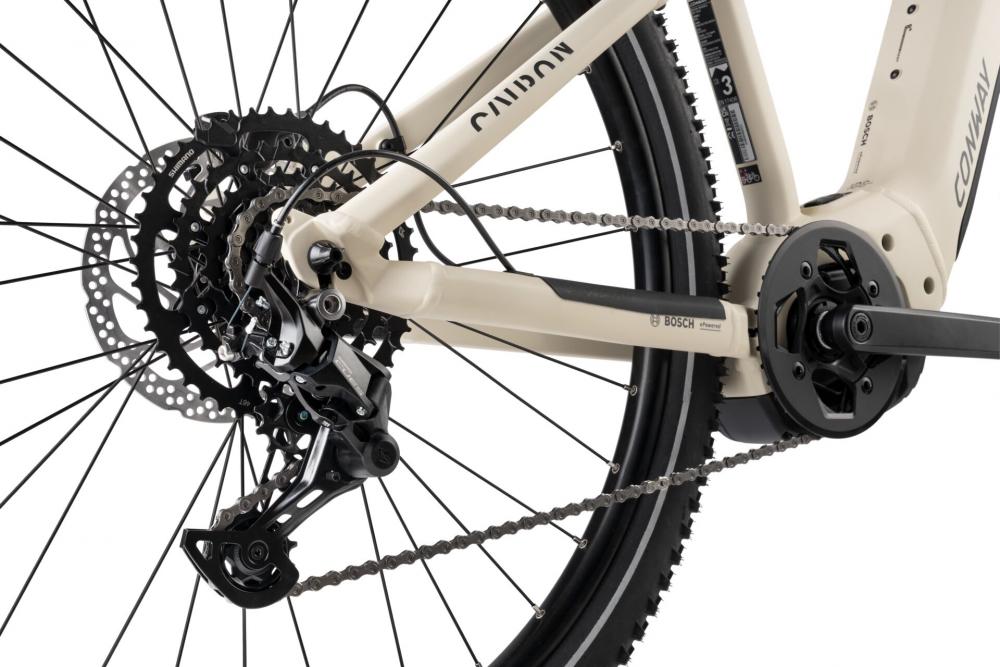 CONWAY Elektro-MTB Hardtail "Cairon S 1.0" (#1), Diamant, 27,5", ivory matt / black matt, 9-Gang SHIMANO "Cues", 41 cm / SnnDas Elektro-MTB Hardtail besteht aus einem Aluminiumrahmen. Die Federgabel bietet einen Gabelfederweg von 120 mm. Der Antrieb erfol