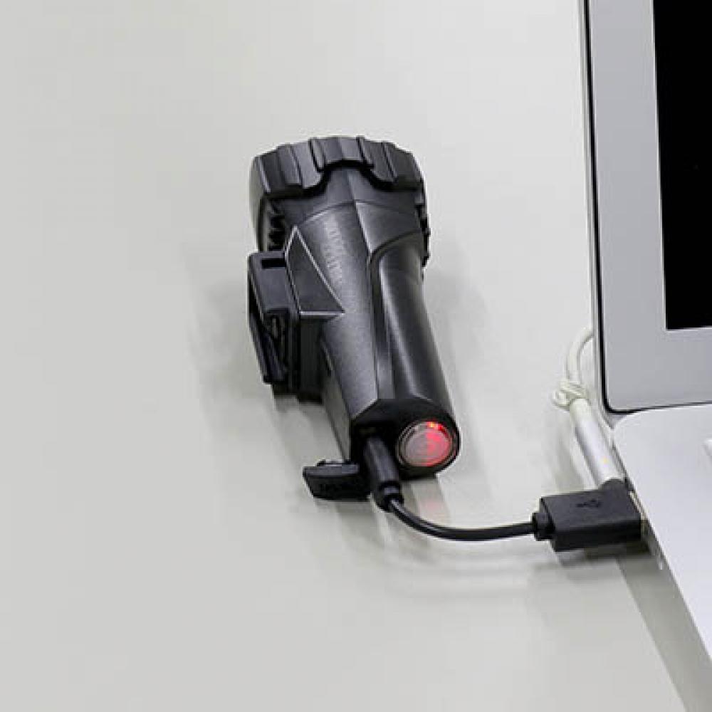 Schwarze Cat Eye GVolt 100 StVZO Fahrradbeleuchtung wird per USB geladen, rote Ladeanzeige leuchtet.