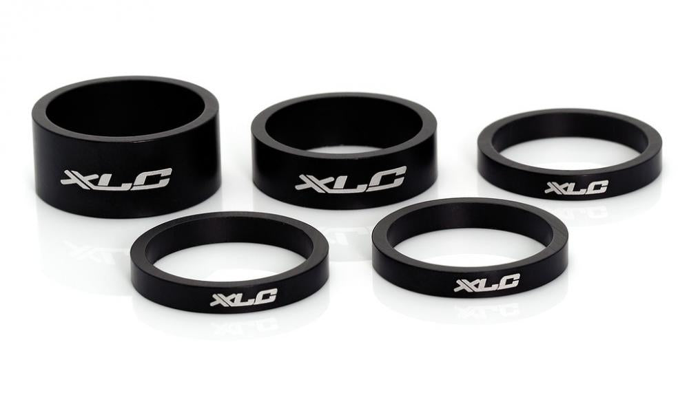 XLC A-Head Spacer-Set AS-A02: Fünf mattschwarze 1 1/8" Fahrrad Spacer in verschiedenen Höhen.