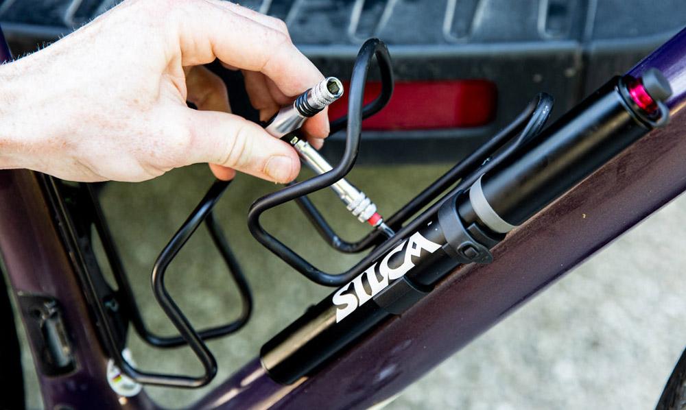 SILCA Gravelero Minipumpe 35 % mehr Volumen pro Hub, ausziehbarer Schlauch, kompatibel mit Presta- und Schrader-Ventilen, max. 5,5 bar, inkl. Halterung