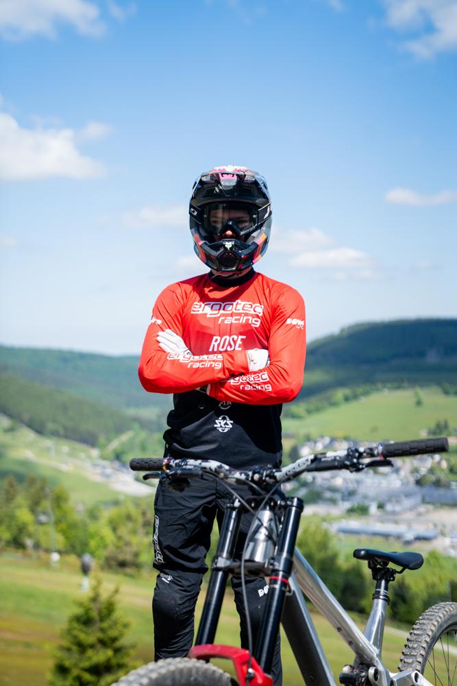 Ergotec Riser Bar 50 Pixel Edition MTB-Lenker 800 mm am Fahrrad eines Mountainbikers im Gebirge.
