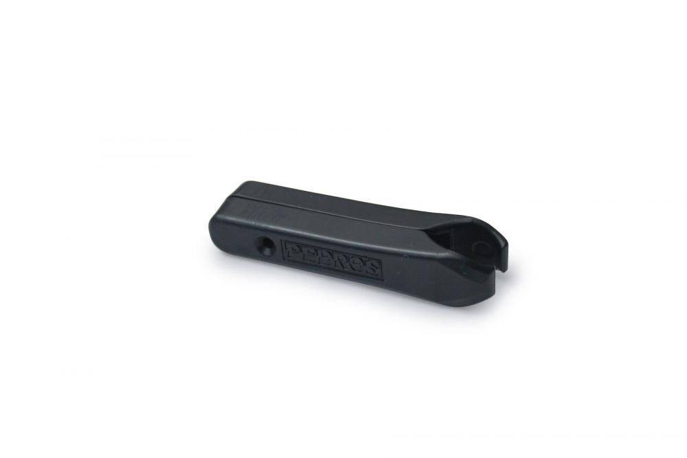 Schwarzer Pedro´s Micro Lever Reifenheber für Fahrräder auf weißem Hintergrund.