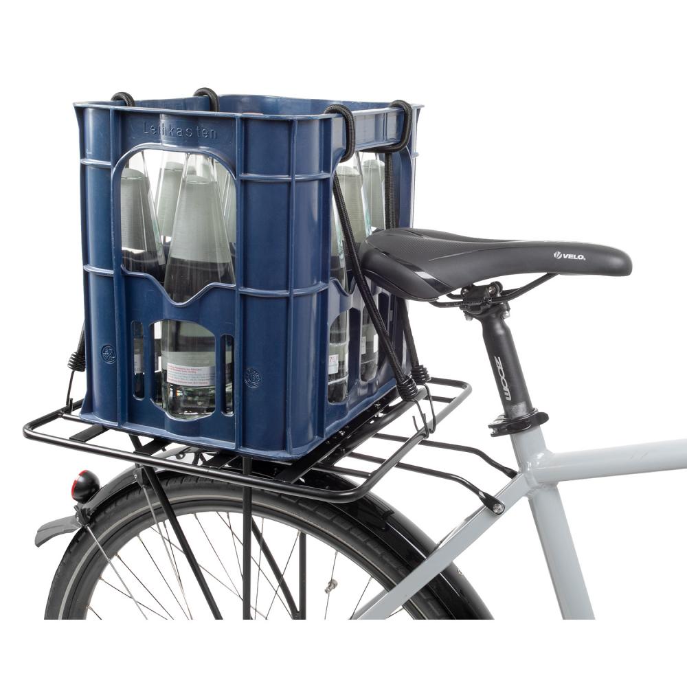 M-WAVE Racky Baseplate Gepäckträgerplatte am Fahrrad mit blauem Flaschenkasten voller Flaschen.