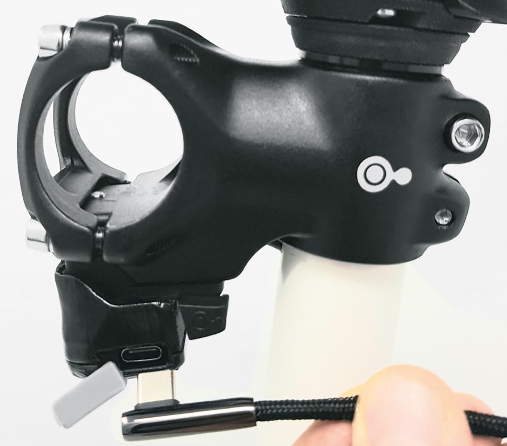 MonkeyLink ML-PowerSupply 12V USB-C Ladeadapter am E-Bike-Vorbau zur Stromversorgung mobiler Geräte.