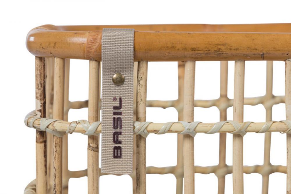 Basil Green Life Rattan Fahrradkorb M, naturbraun, handgefertigt aus nachhaltigem Rattan, mit Basil-Logo-Gurt.