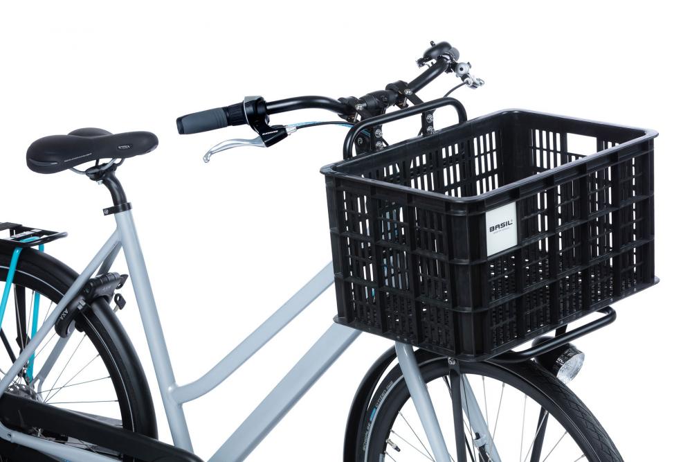 Schwarzer Basil Crate L Transportkorb aus recyceltem Kunststoff auf grauem Fahrrad montiert, 40 Liter Volumen.