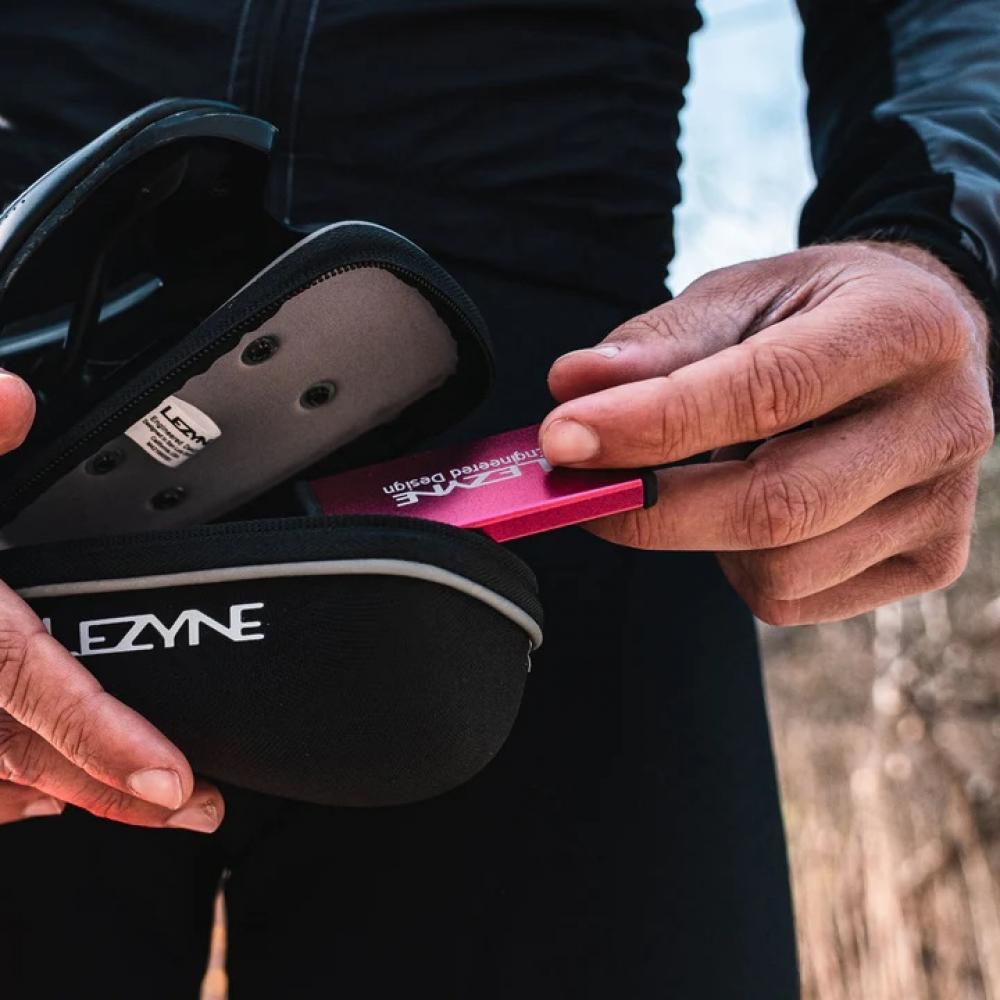 Lezyne Reparaturset METAL Kit Alu 6 Schlauchflicken 1 Anrauher seitliche Öffnung gold-glänzend