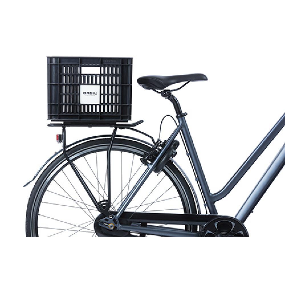Basil Crate M Fahrradkiste 29,5L Schwarz auf einem Fahrradgepäckträger montiert, MIK-kompatibel.