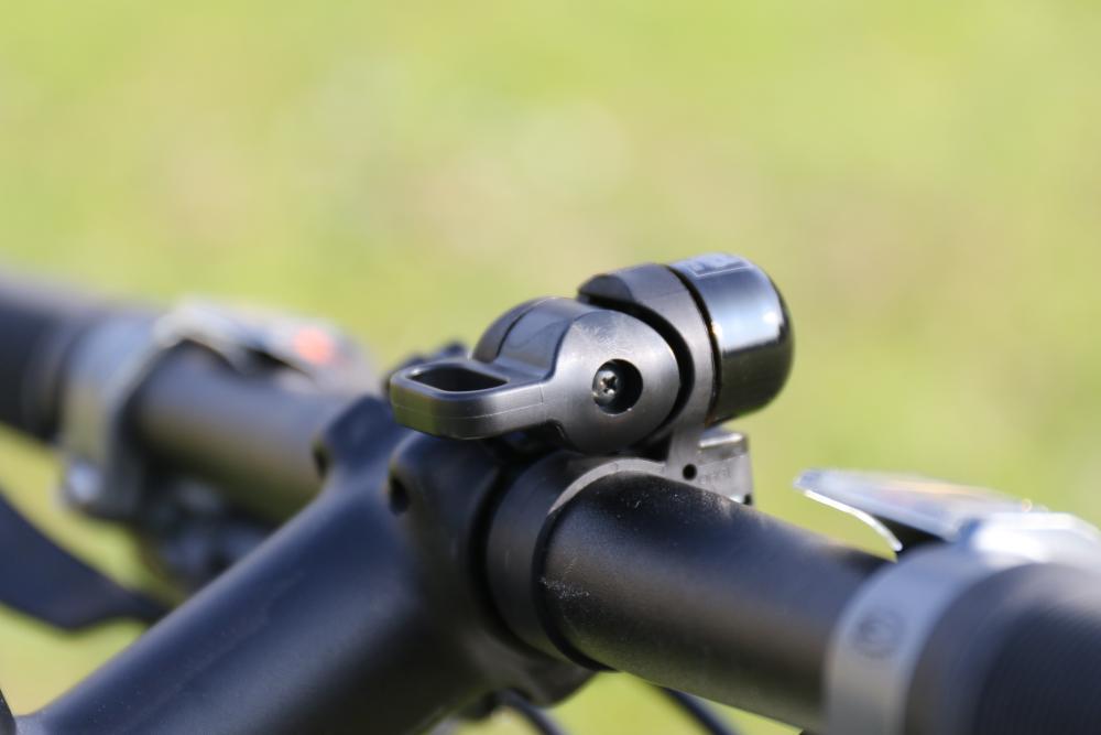 Schwarze CATEYE Klingel OH-1500 Nido kompakt am Fahrradlenker montiert für warmen Doppelklang.