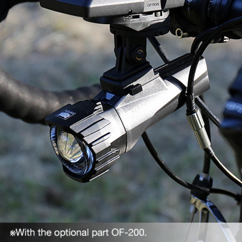 Cat Eye GVolt 100 schwarze StVZO Fahrradlampe am Fahrradlenker montiert mit optionalem OF-200 Halter.