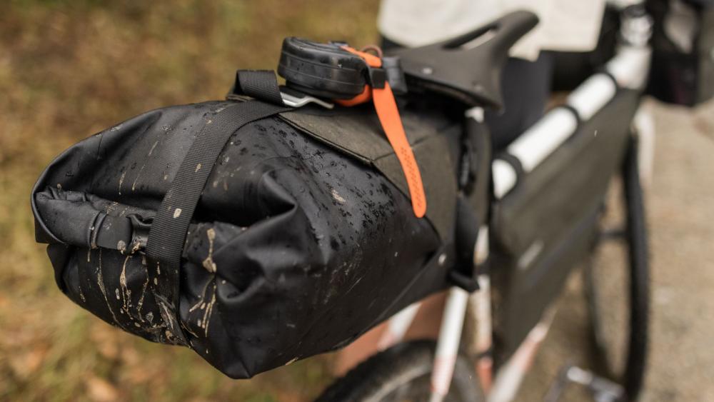 BROOKS Scape Seat Bag Mud Green - wasserdichte Bikepacking-Satteltasche 8 Liter, Holster + herausnehmbarer Drybag