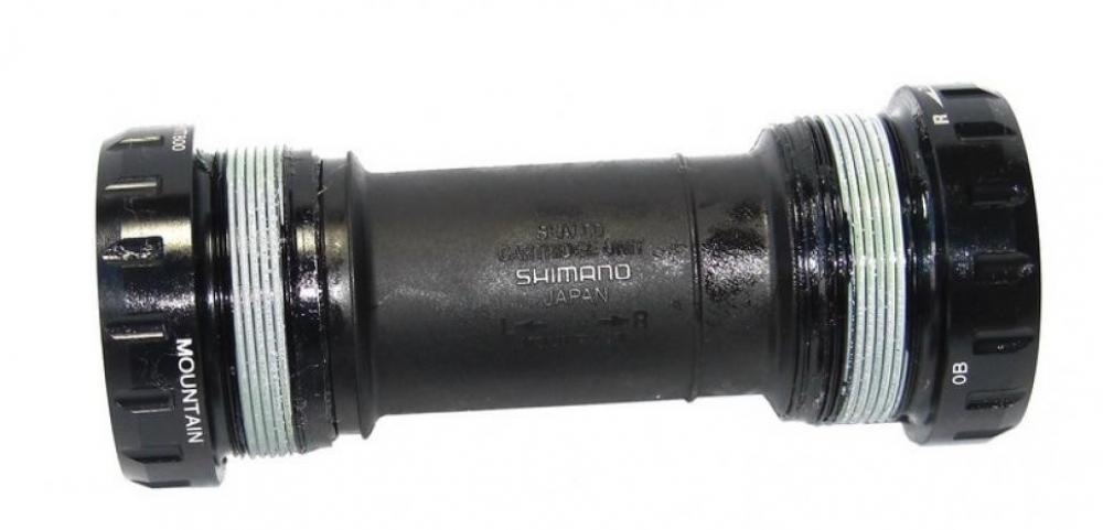 Schwarzes SHIMANO MT800 BSA Hollowtech II Innenlager für Mountainbike-Antriebe, langlebig und präzise.
