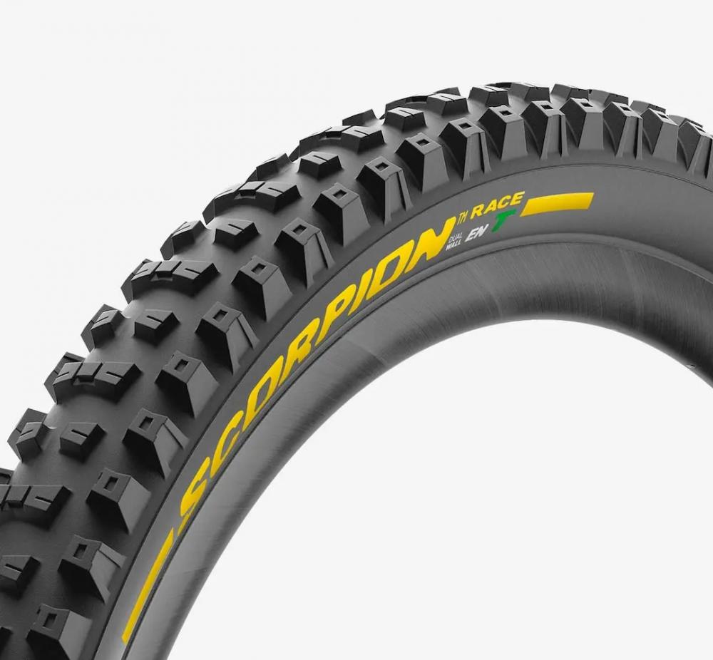 Pirelli Scorpion Race Enduro T 29x2.5 MTB Reifen mit aggressivem Profil, gelbem Scorpion-Schriftzug und Race-Markierung.