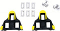 Shimano SM-SH11 SPD-SL Pedalplatten in Gelb mit Befestigungsschrauben und Unterlegscheiben auf weißem Hintergrund.