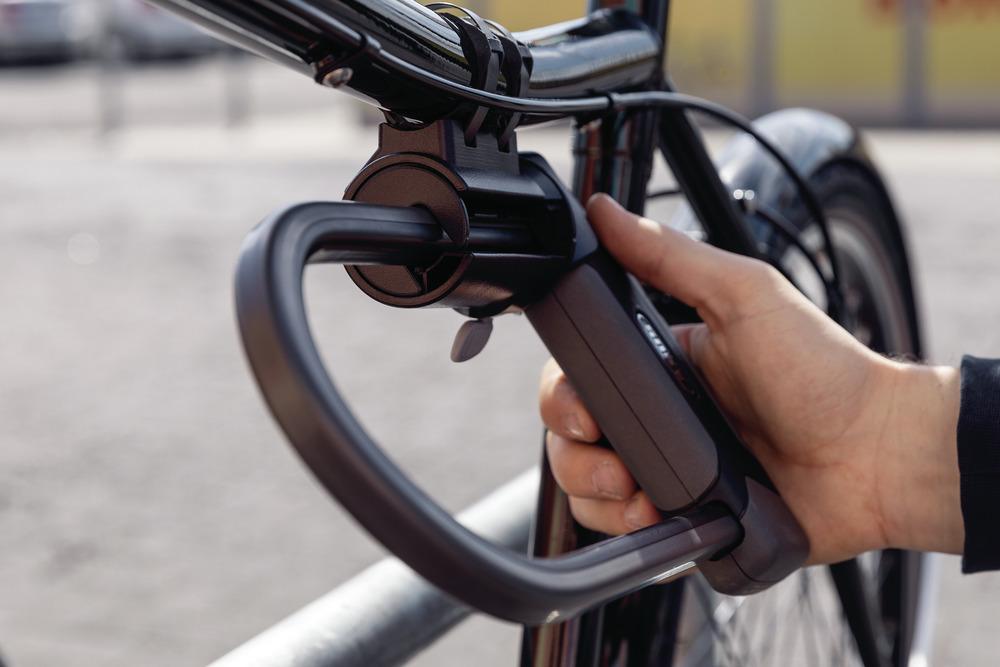 Abus Halter SHB für Bügelschlösser am Fahrradlenker, von Hand befestigt.