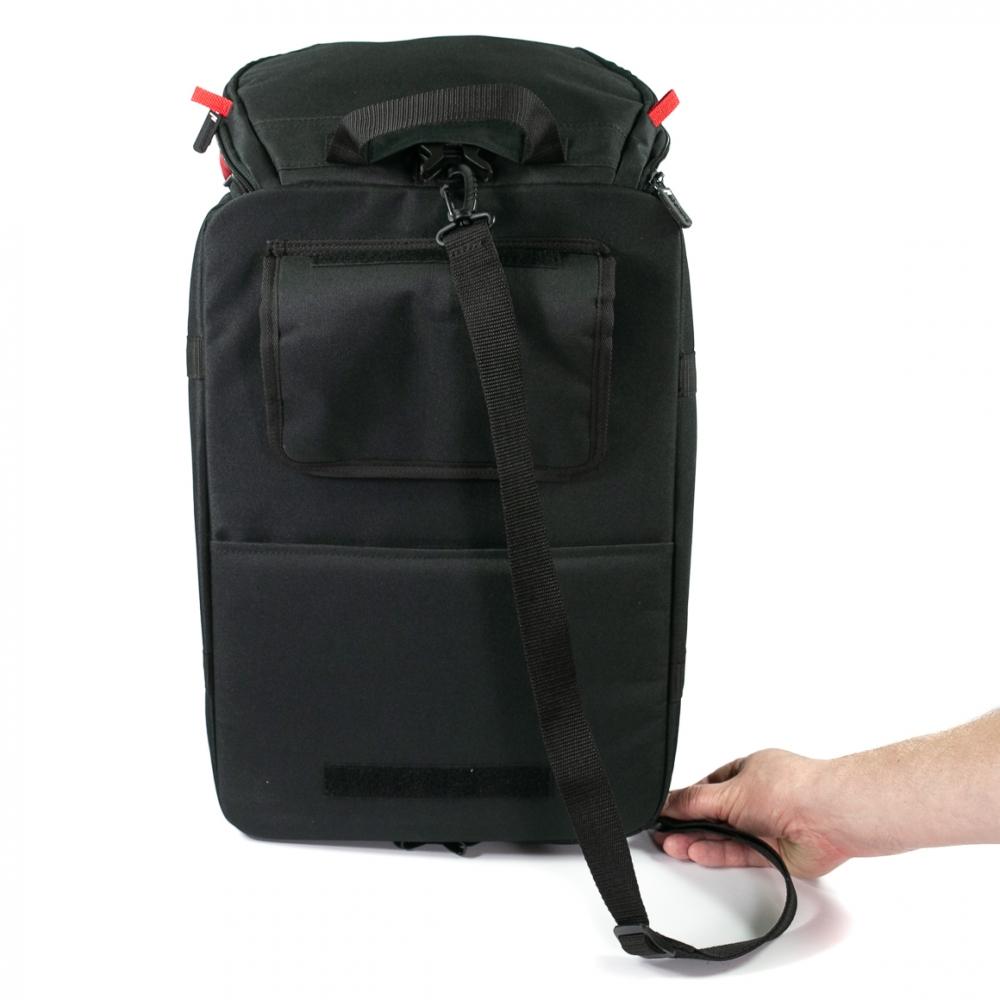 Haberland Sport-/Einzeltasche TranSPORTer schwarz mit Rucksackfunktion, Hand hält den Tragegurt.