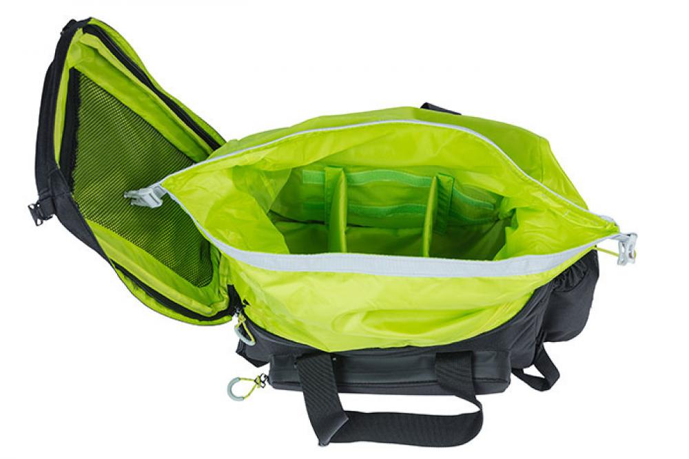 Basil Gepäckträgertasche Miles Trunkbag XL Pro schwarz lime, geöffnet, Innenansicht mit praktischen Fächern.