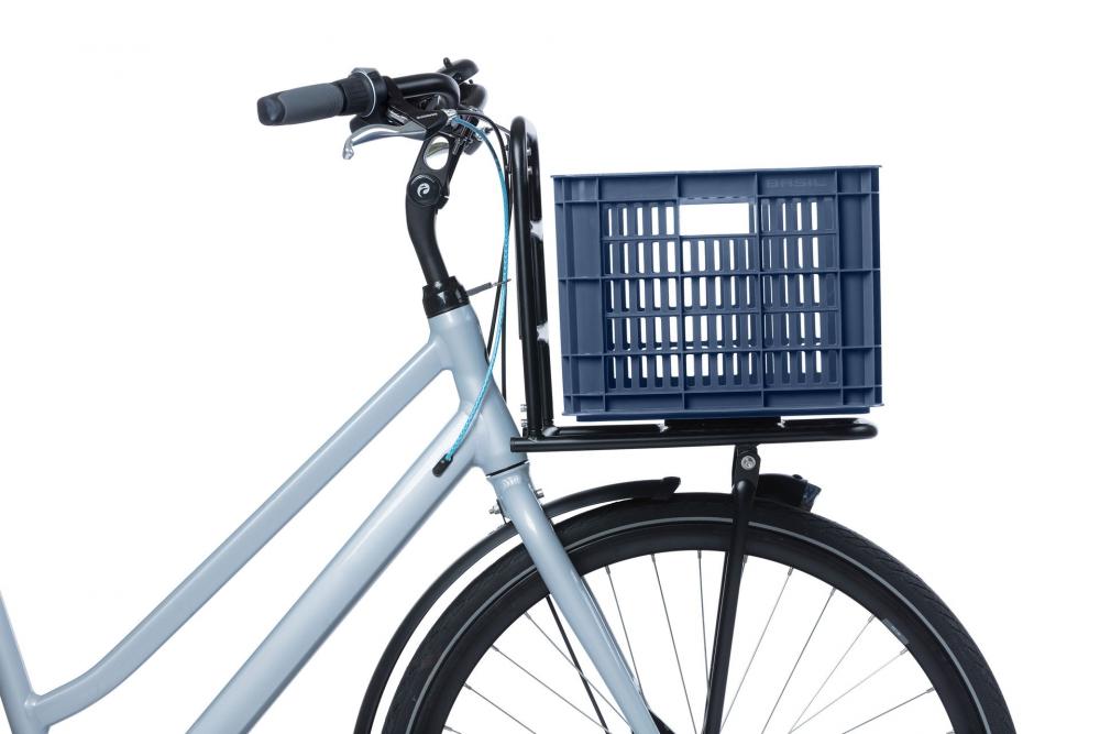Basil Transportkorb Crate M Bluestone, robuster blauer Kunststoff-Fahrradkorb auf dem Frontgepäckträger eines hellgrauen Fahr