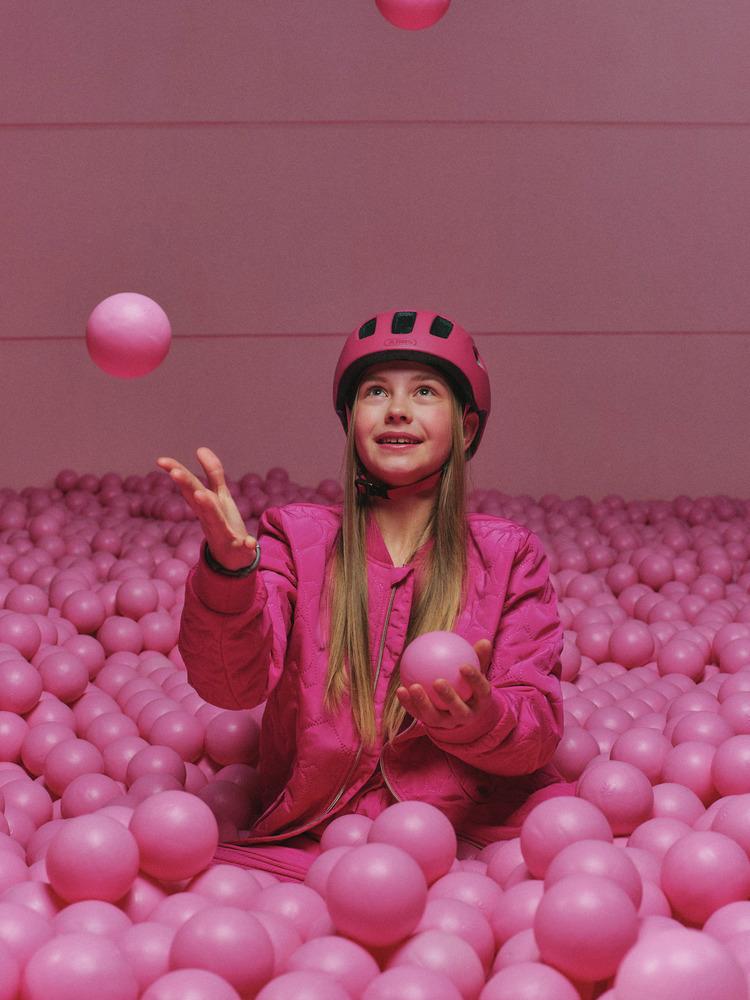 Abus Kinderhelm Youn-I 2.0 sparkling pink M 52-57cm an Kind im Bällebad.