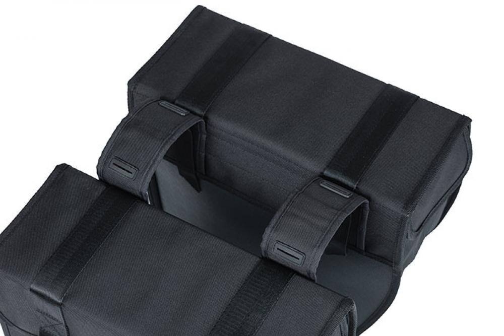 Basil Tour XL Doppelpacktasche schwarz, große Fahrrad-Doppeltasche aus robustem Stoff mit Gurten.