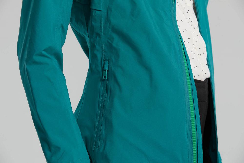 Basil Skane Damen Regenjacke in Türkisgrün, taillierter Schnitt, mit seitlicher Reißverschlusstasche und offenem Frontreißver