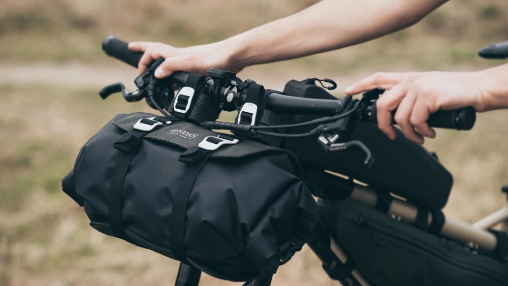 BROOKS Scape Handlebar Roll Mud Green - wasserdichte Bikepacking-Lenkertasche 10 bis 12 Liter mit Rollverschluss & Befestigungssystem