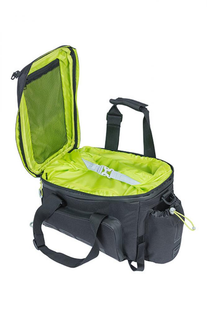 Offene Basil Gepäckträgertasche Miles Trunkbag XL Pro in Schwarz mit leuchtend limegrünem Innenfutter und Netzfach.