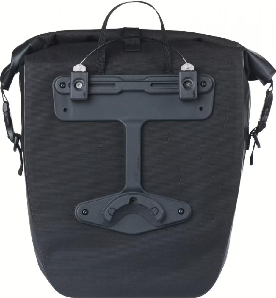 Basil Navigator Waterproof L MIK Studs - Einzelfahrradtasche 22 l, schwarz (Tarpaulin + 600D Polyester, wasserdicht IPX3, Rollverschluss, reflektierendes Gummiband)