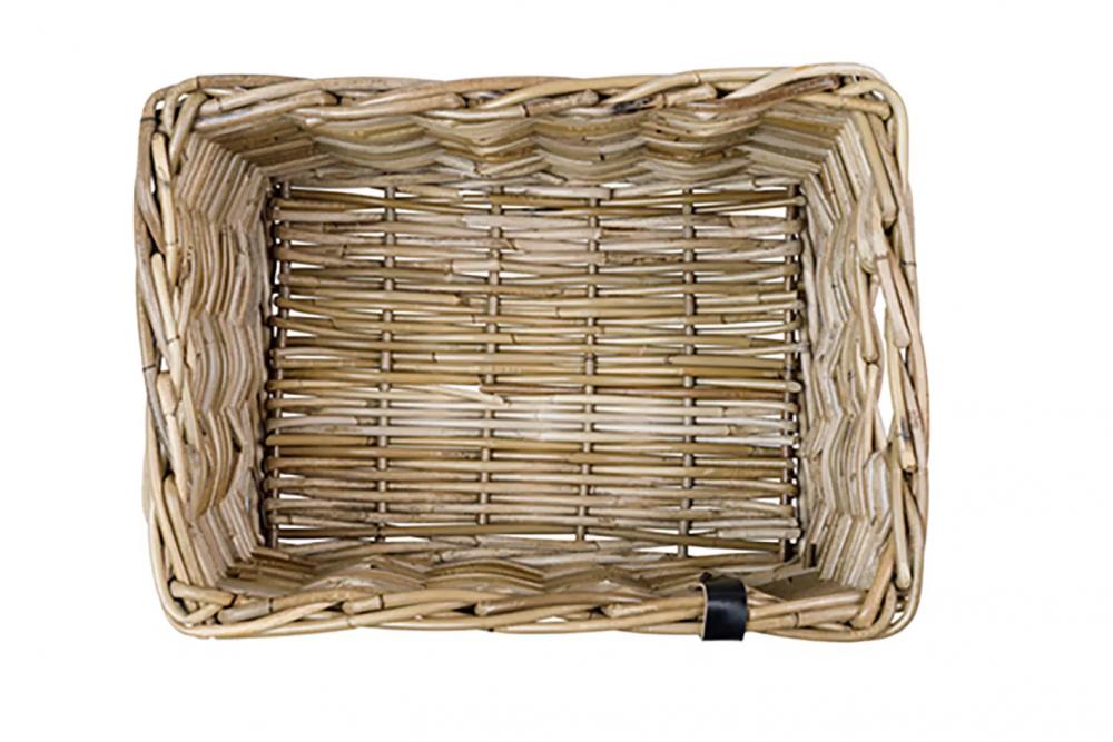 Grauer, rechteckiger Basil Dax S Rattan Fahrradkorb, von oben fotografiert.